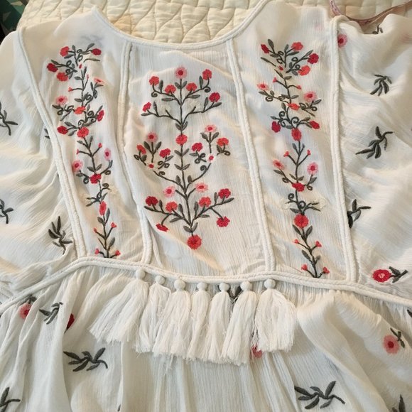 Willow & Clay Floral Embroidered Tassel Trim Top - Picture 7 of 9